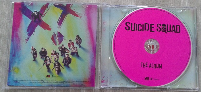 3-suicide-squad-album-srodek-z-plyta.jpg