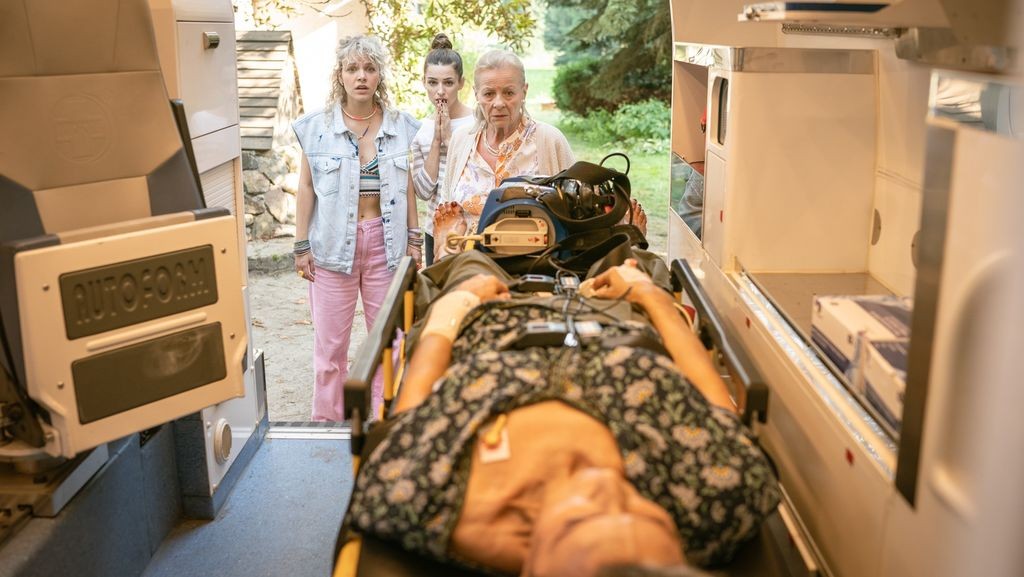 Vanessa Aleksander, Agnieszka Więdłocha i Anna Nehrebecka w filmie Klątwa dla Viaplay.jpg