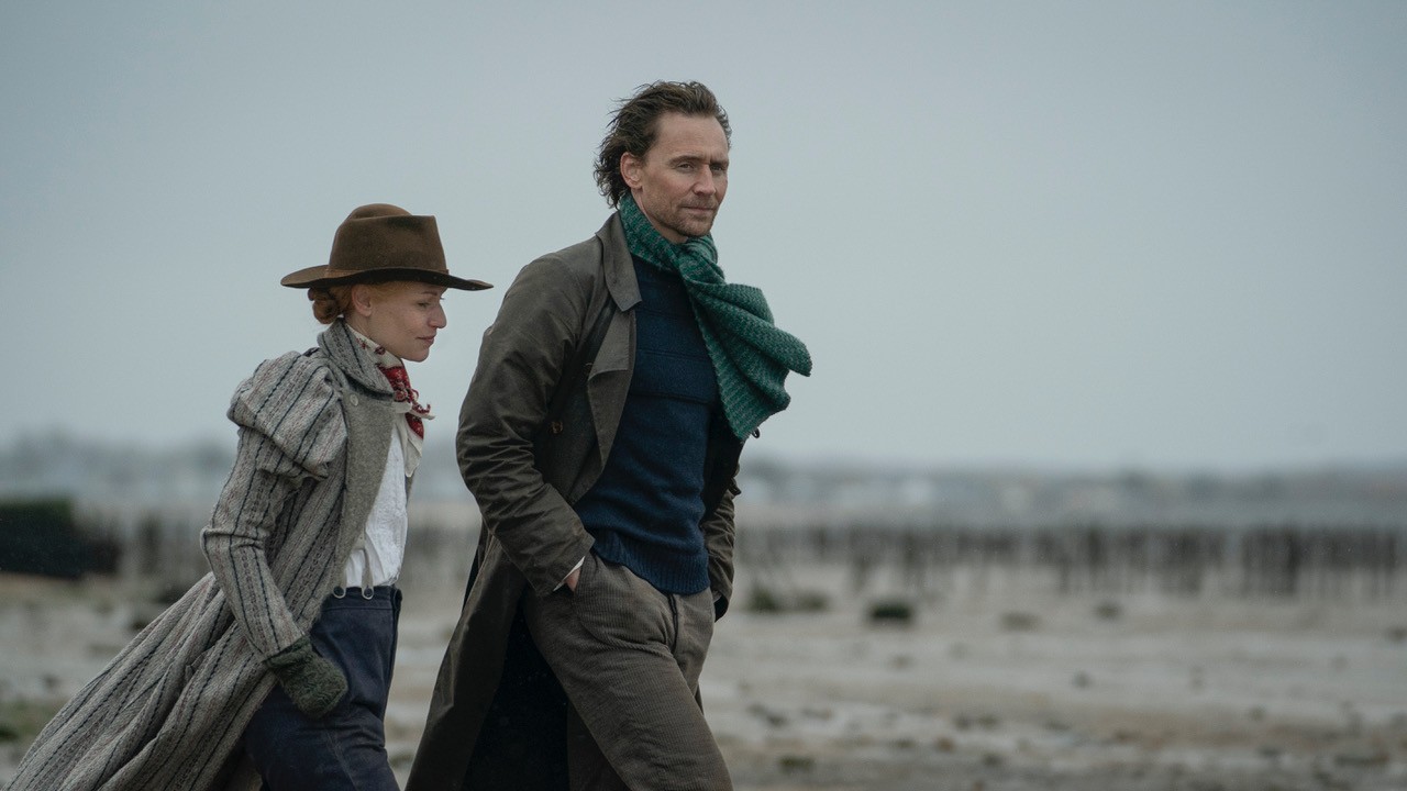 Claire Danes i Tom Hiddleston na zdjęciu z serialu „The Essex Serpent”