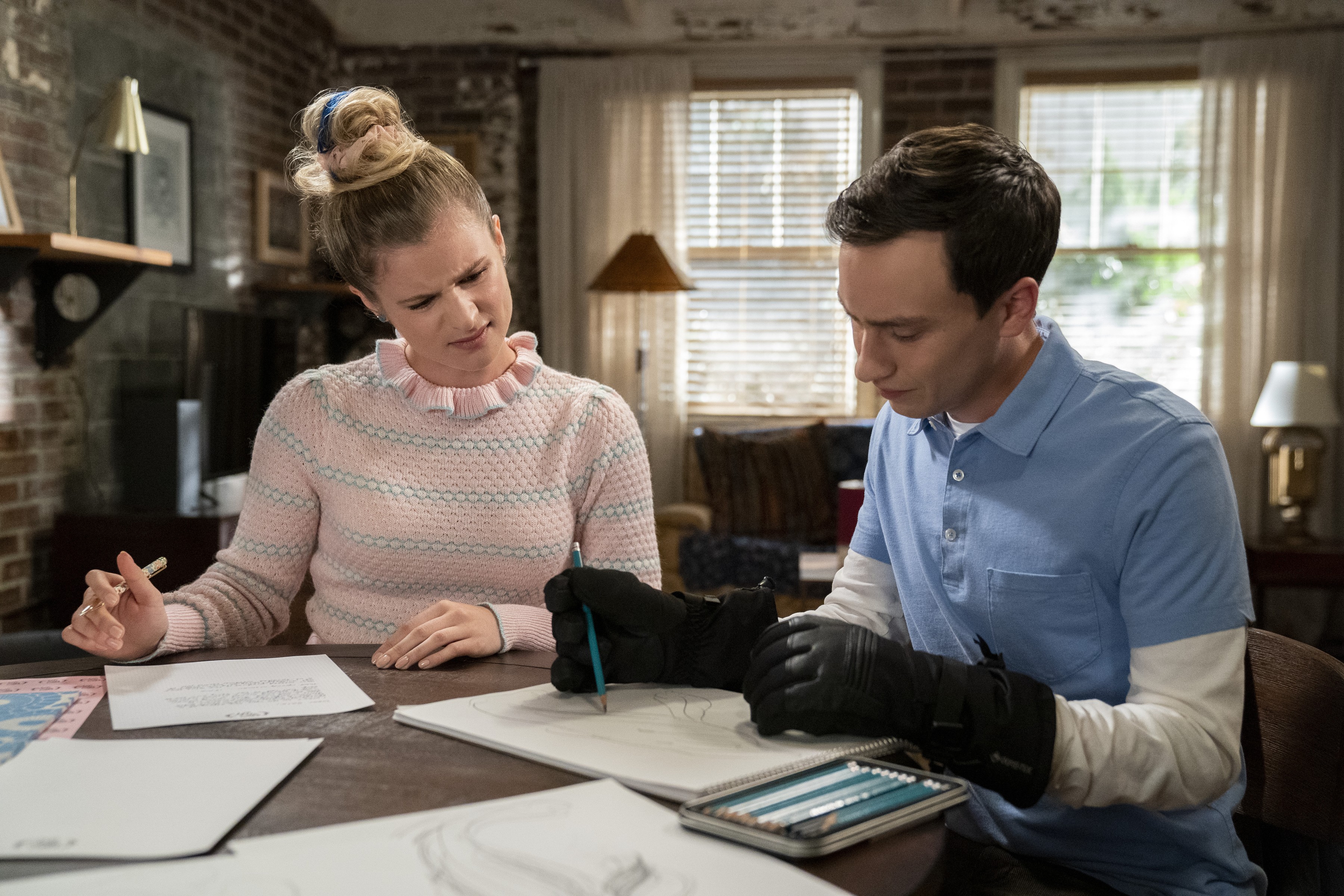 Jenna Boyd jako Paige i Keir Gilchrist jako Sam Gardner w serialu „Atypowy”