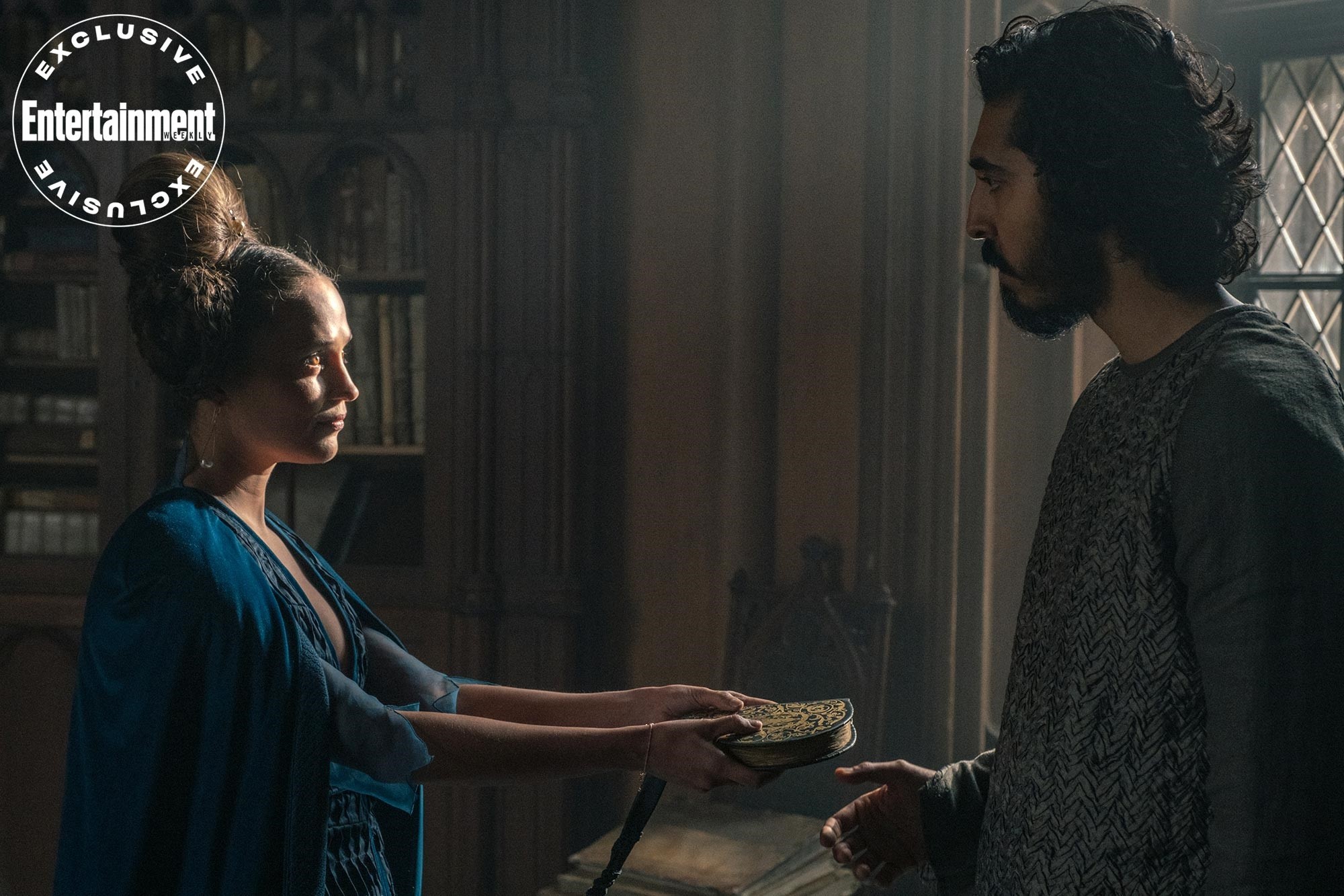 Alicia Vikander i Dev Patel w filmie „The Green Knight”
