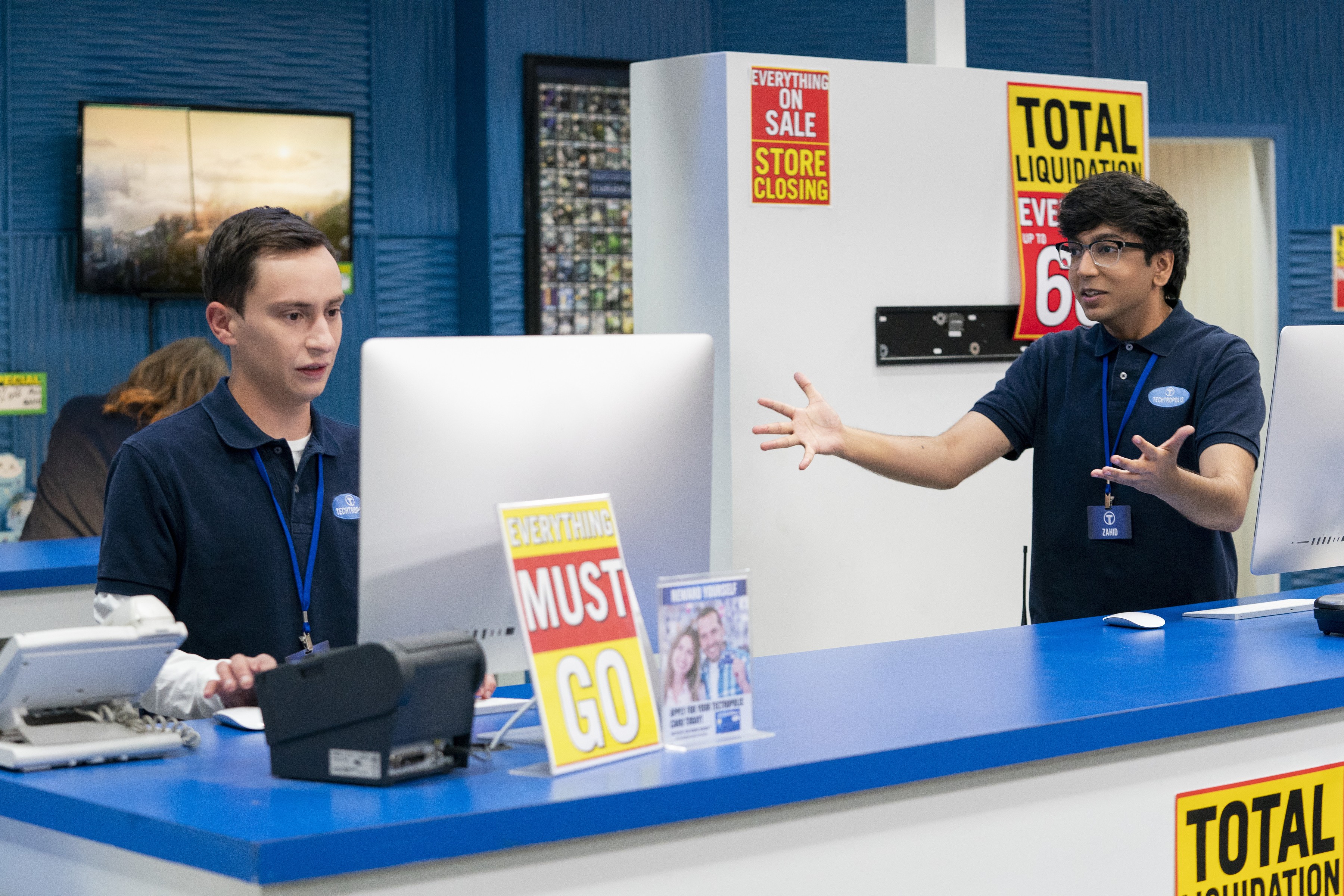 Keir Gilchrist jako Sam Gardner i Nik Dodani jako Zahid w serialu „Atypowy”