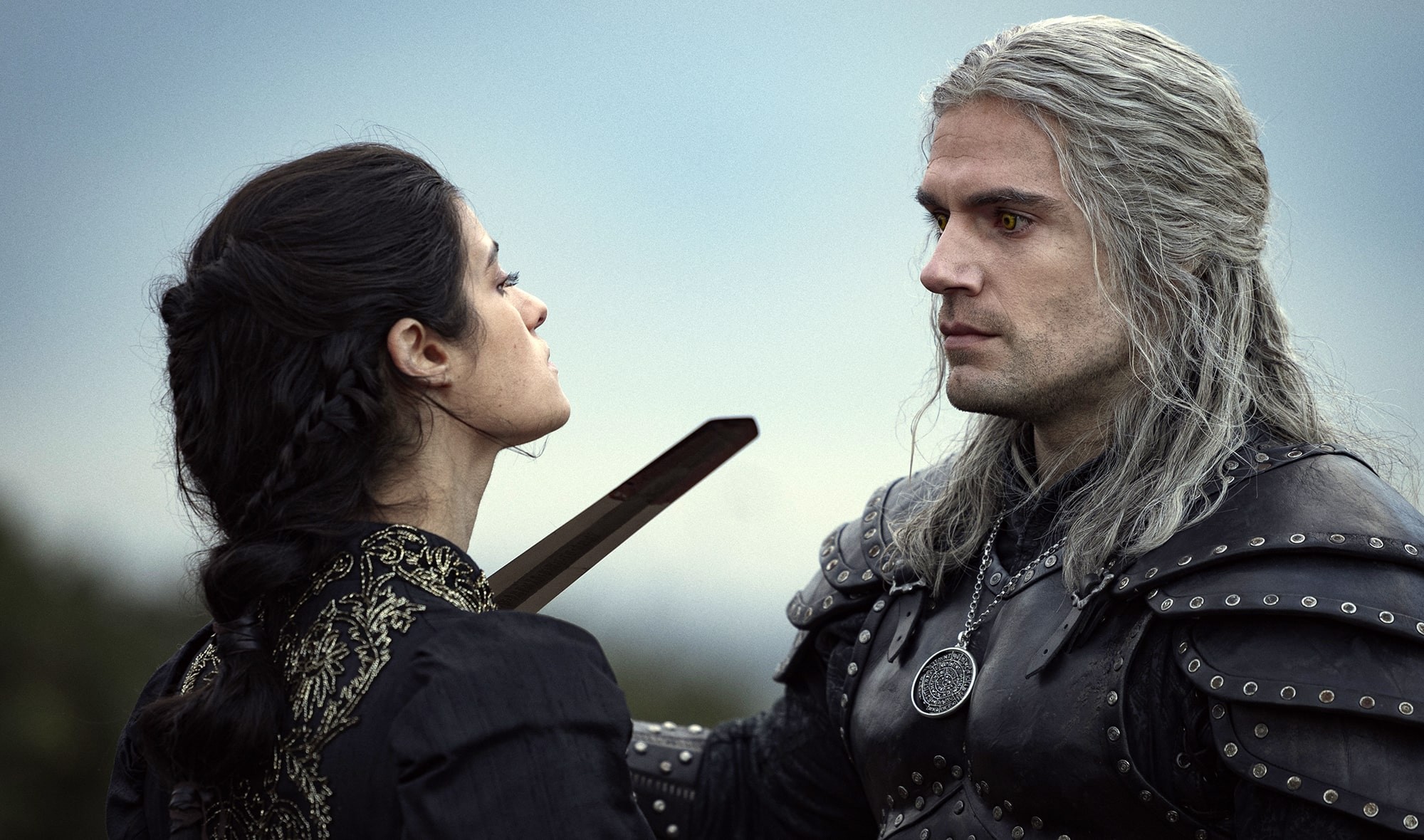 Anya Chalotra jako Yennefer i Henry Cavill jako Geralt w serialu Wiedźmin - Netflix-min.jpg
