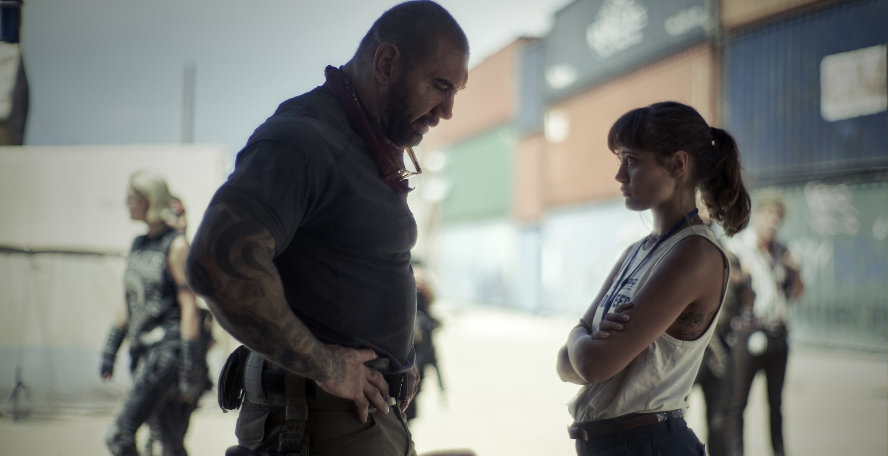 Dave Bautista jako Scott Ward, Ella Purnell jako Kate Ward w filmie „Armia Umarłych”