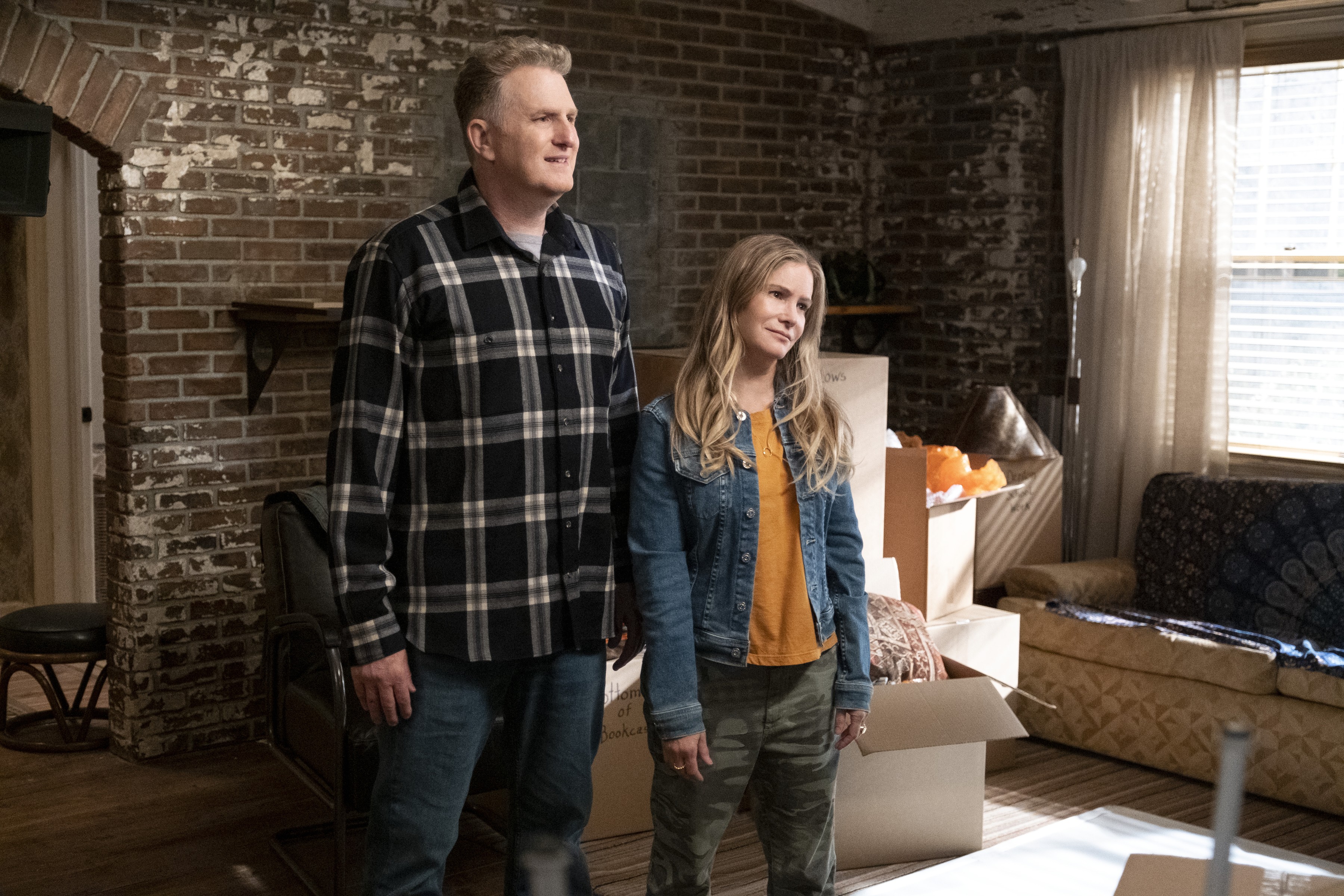 Michael Rapaport jako Doug Gardner i Jennifer Jjakoon Leigh jako Elsa Gardne w serialu „Atypowy”