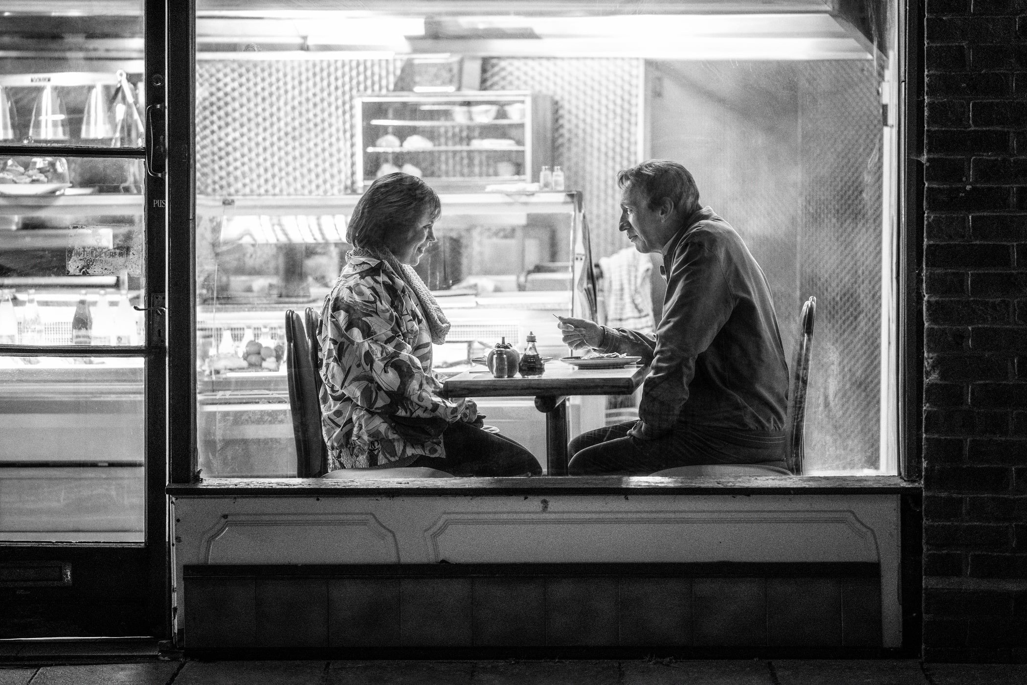 Olivia Colman i David Thewlis w serialu „Landscapers” od HBO