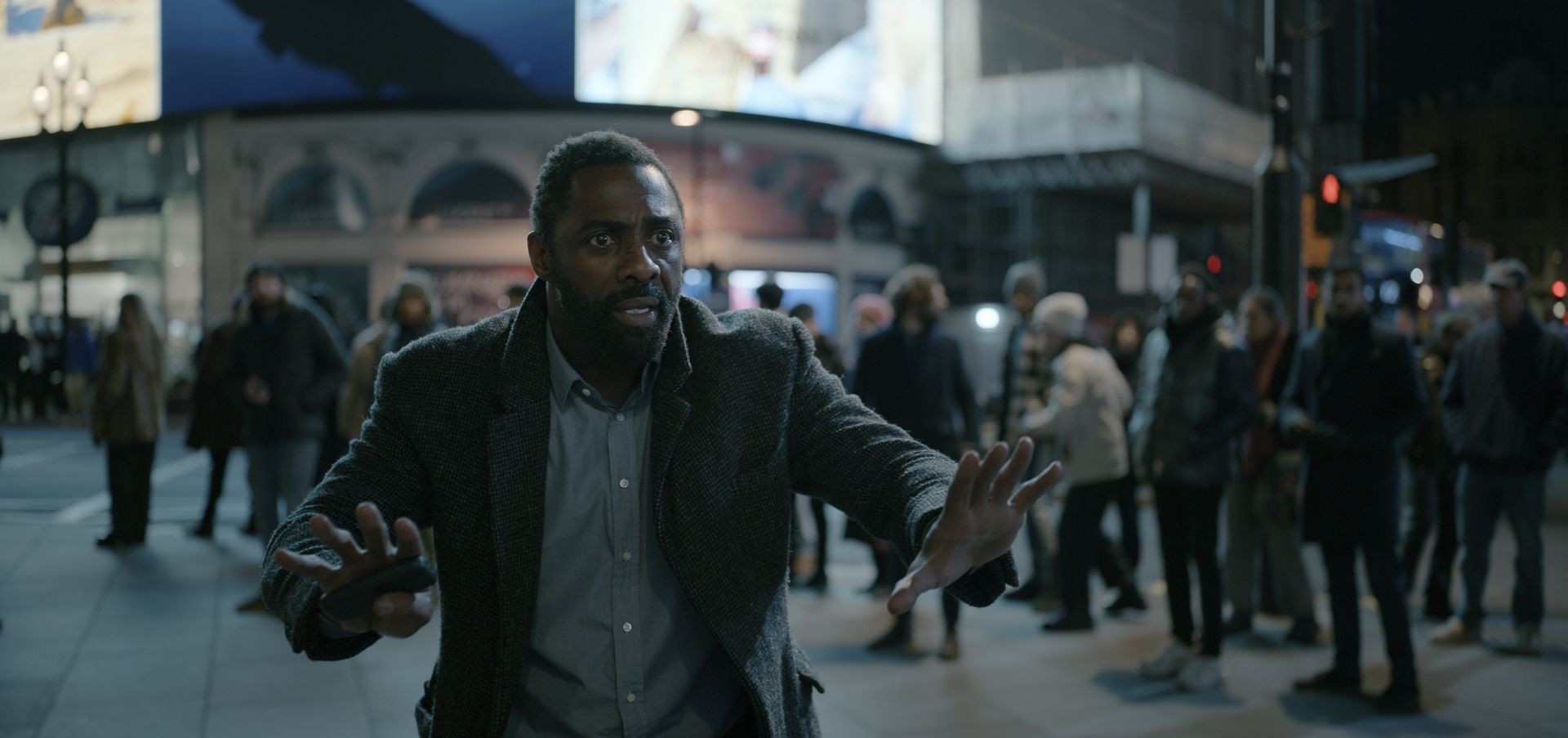 Idris Elba w filmie Luther: Zmrok dla Netflix 2.jpg