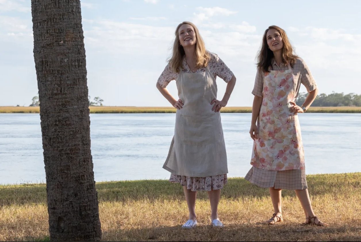 Natalie Portman i Julianne Moore w filmie May December za May December Productions LLC.jpg