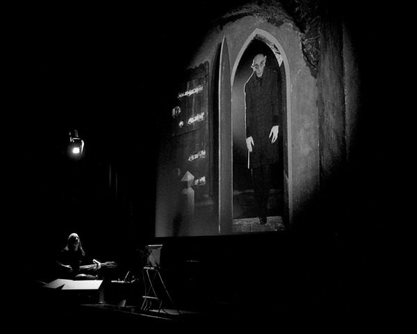 Jozef Van Wissem podczas wykonywania muzyki do Nosferatu.jpg