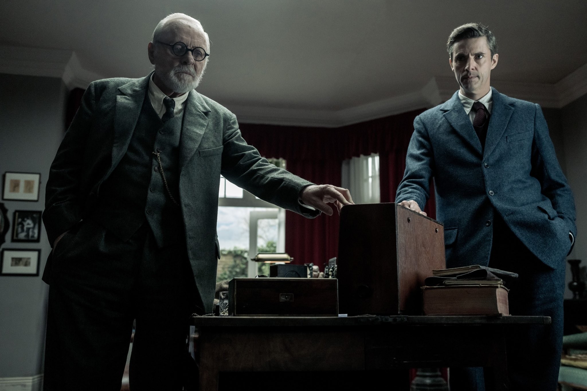 Matthew Goode i Anthony Hopkins jako Zygmunt Freud w filmie Freud's Last Session foto za WestEnd Films.jpg