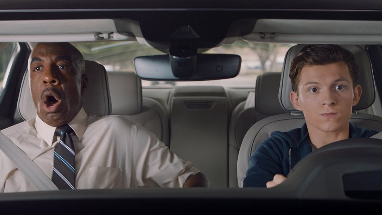 J.B. Smoove jako Julius Dell i Tom Holland jako Peter Parker w filmie „Spider-Man: Daleko od domu”.