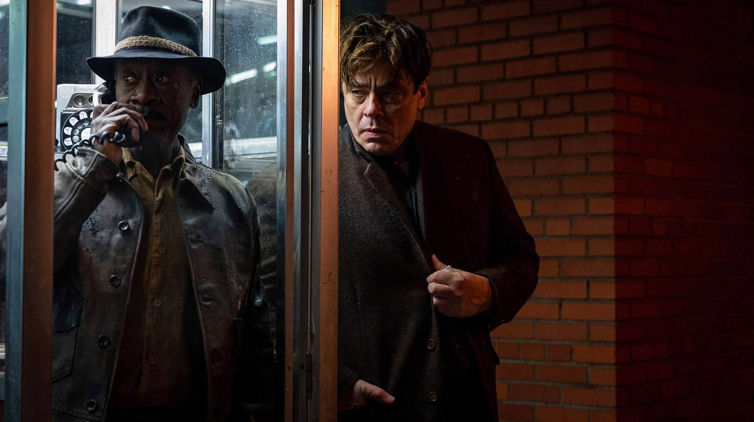 Don Cheadle i Benicio Del Toro w filmie „No Sudden Move”