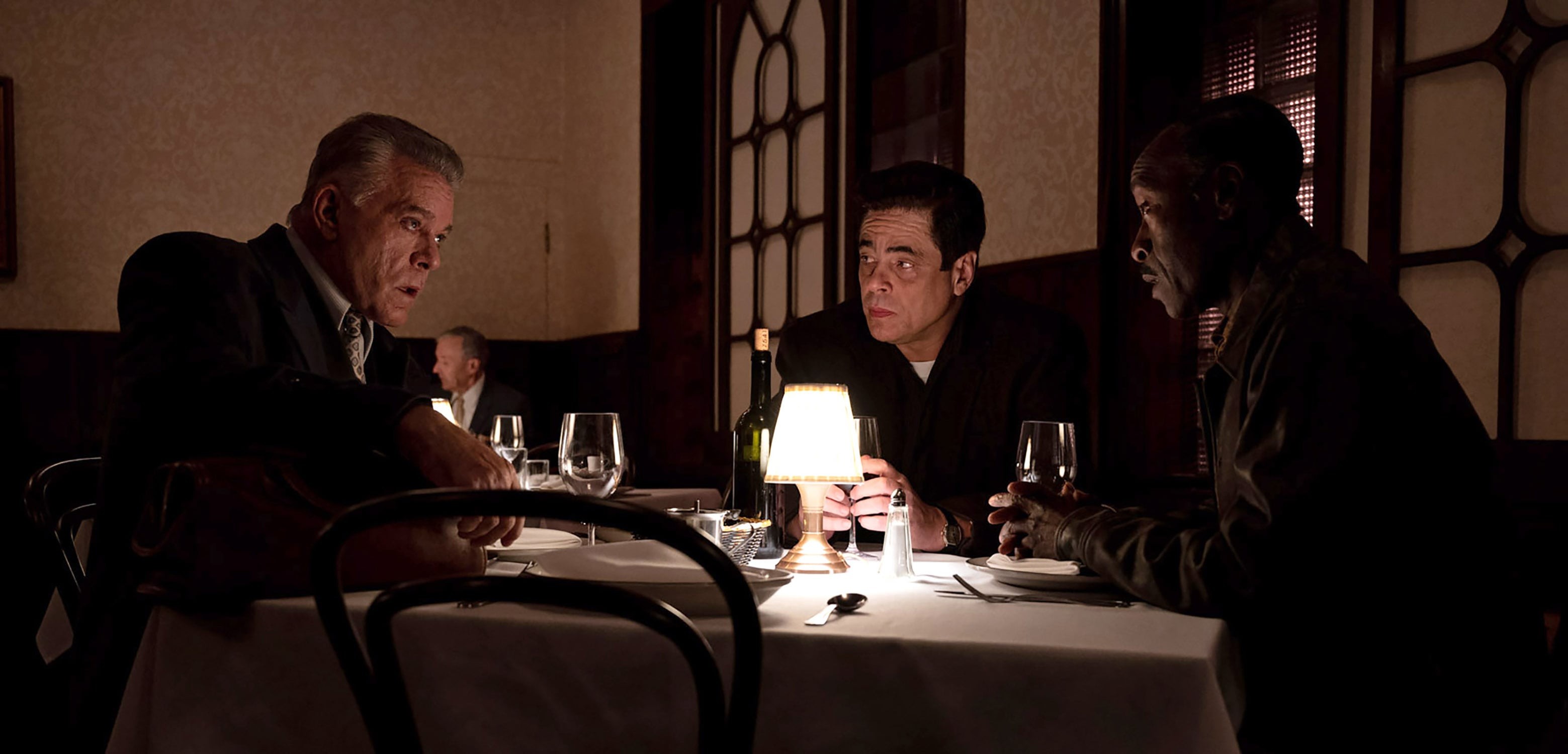 Ray Liotta, Benicio Del Toro i Don Cheadle w filmie „No Sudden Move”