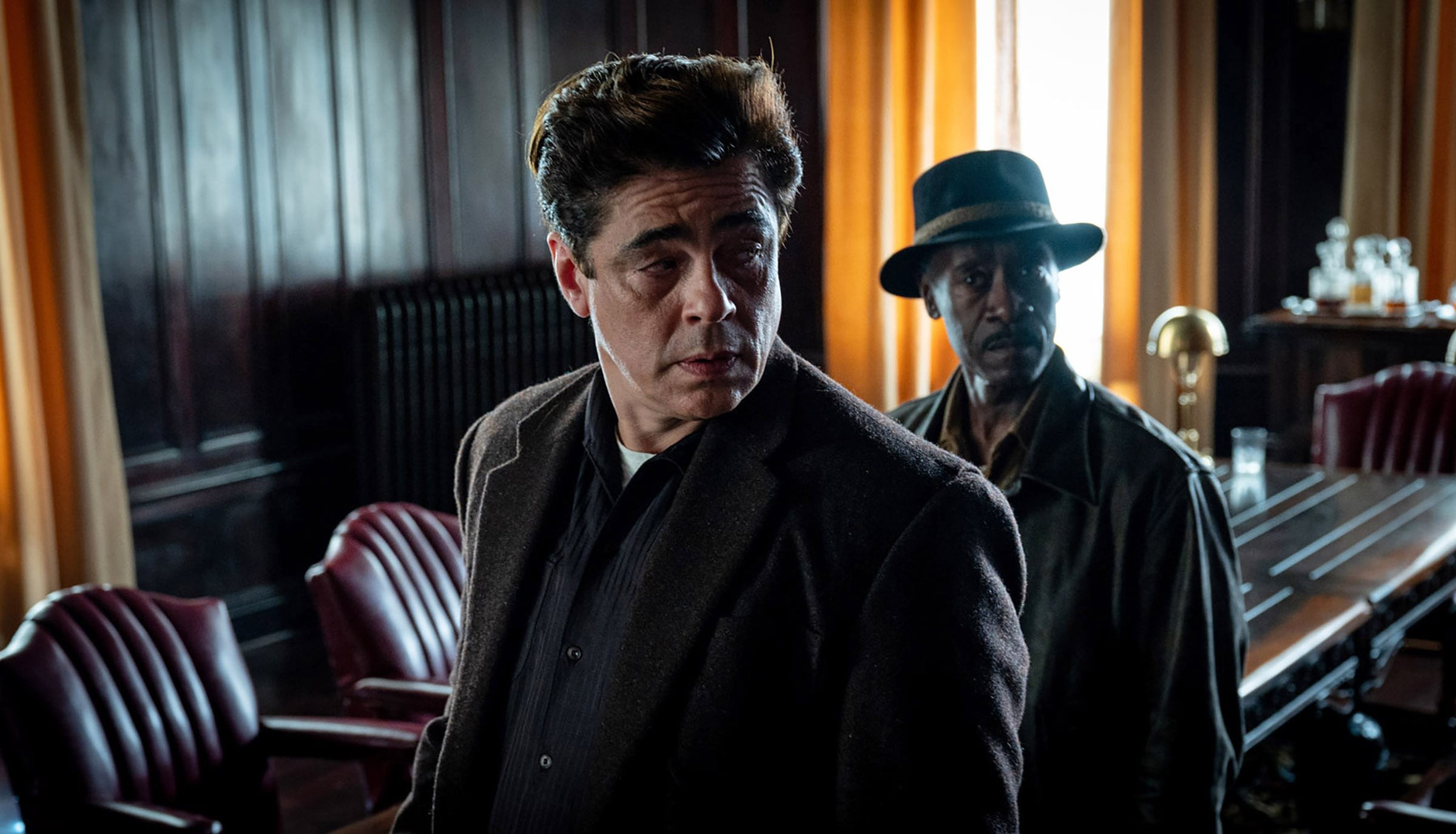Benicio Del Toro i Don Cheadle w filmie „No Sudden Move”