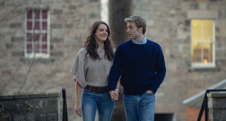 Odtwórcy ról księcia Williama i Kate MIddleton na kadrach z szóstego sezonu The Crown za Netflix.jpg