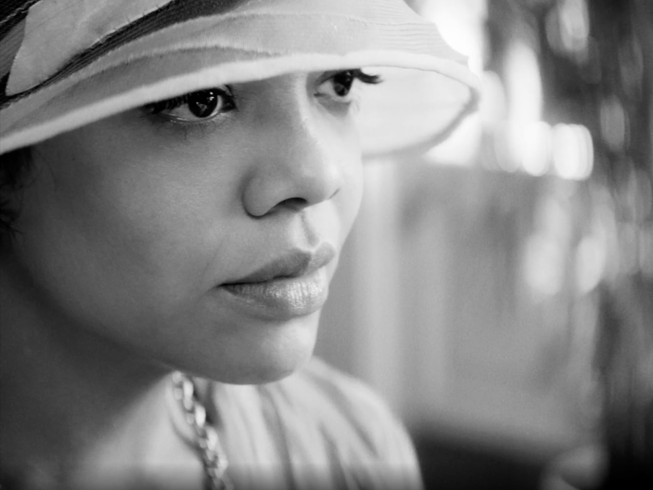 Pomiędzy Tessa Thompson