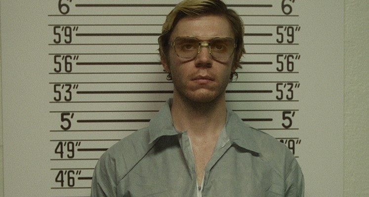 Evan Peters jako Jeffery Dahmer dla Netflix. Aktor pozostał w kreacji przez miesiące.jpg