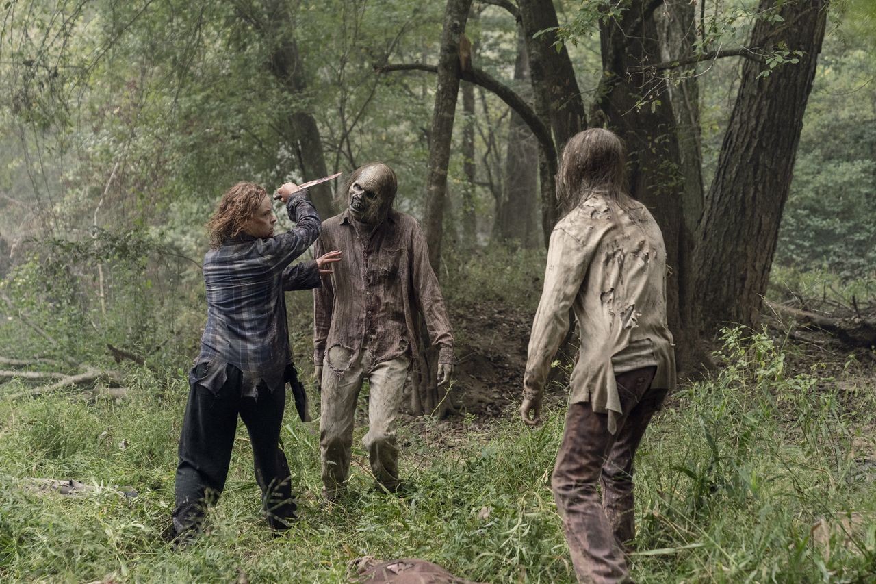 the-walking-dead-episode-1012-walk-with-us-promotional-photo-05.jpg