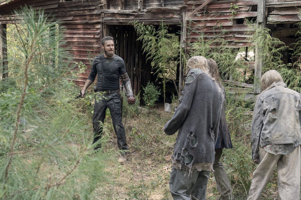 the-walking-dead-episode-1012-walk-with-us-promotional-photo-12.jpg