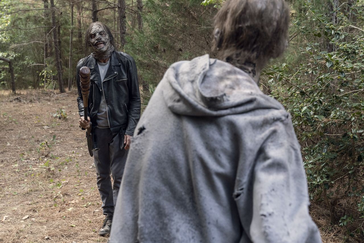 the-walking-dead-episode-1012-walk-with-us-promotional-photo-16.jpg
