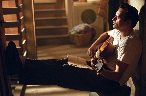 Joaquin Phoenix w filmie „Spacer po linie” (2005)